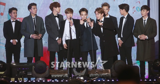 Gambar Foto EXO Raih Piala Fan Vote Popularity Award