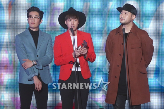 Gambar Foto Epik High Raih Piala Genre Award