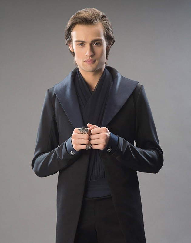 Gambar Foto Douglas Booth Berperan Sebagai Titus Abrasax
