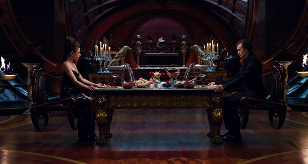 Gambar Foto Jupiter Jones Saat Makan Malam Bersama Titus Abrasax