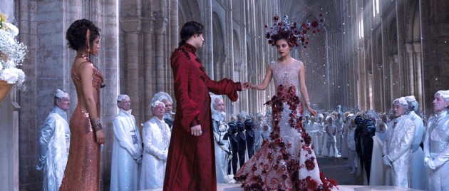 Gambar Foto Mila Kunis dan Douglas Booth di Film 'Jupiter Ascending'