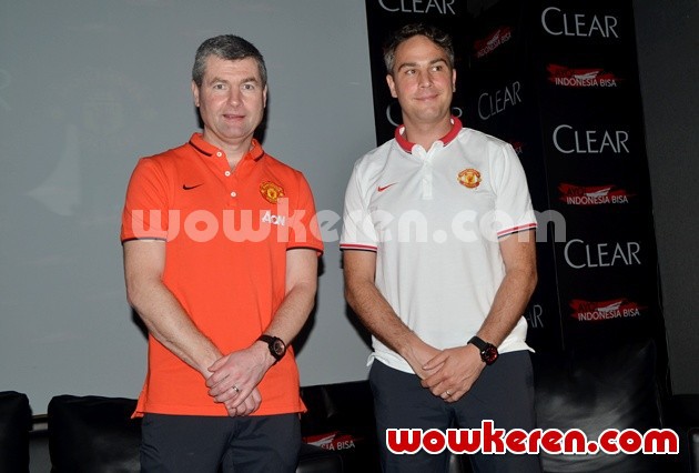 Gambar Foto Denis Irwin di Peluncuran Clear Ayo! Indonesia Bisa Academy