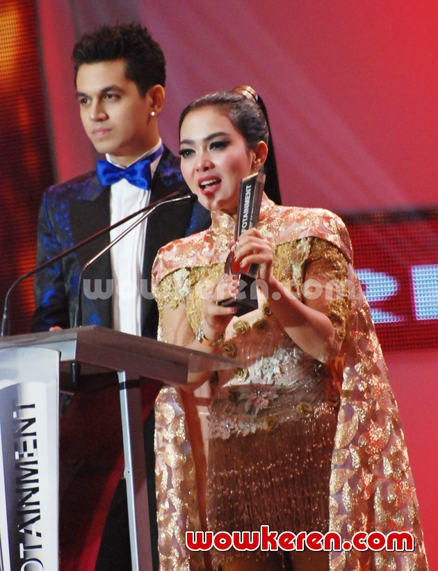 Gambar Foto Syahrini Raih Piala Selebriti Wanita Paling Fashionable