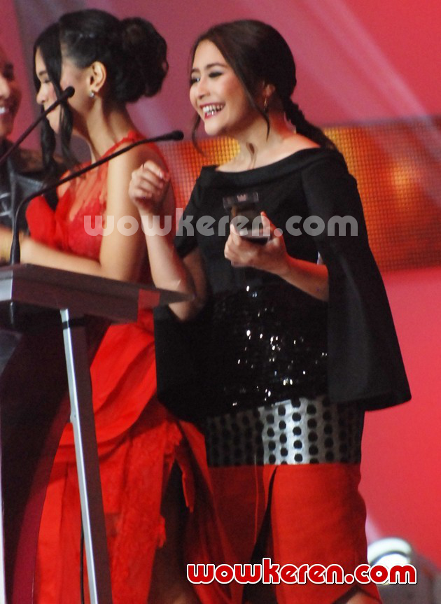 Gambar Foto Prilly Latuconsina Raih Piala Selebriti Sosmed Paling Eksis