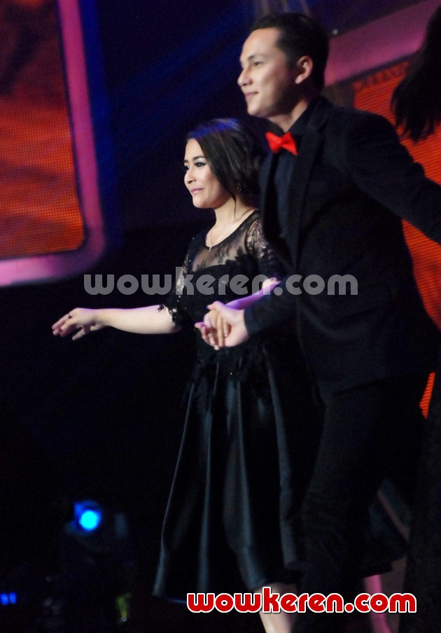 Gambar Foto Prilly Latuconsina dan Andhika Pratama di Infotainment Awards 2015