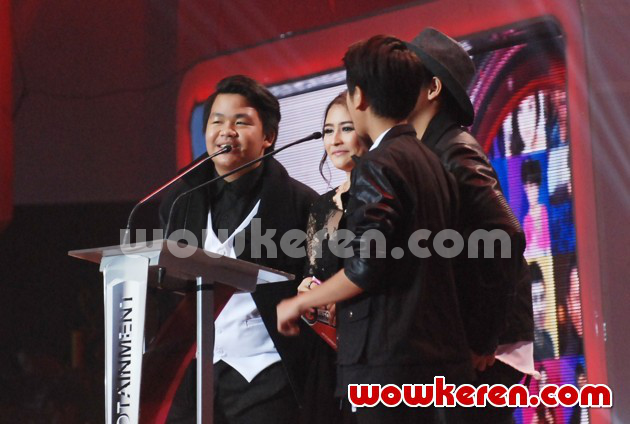 Gambar Foto Prilly Latuconsina dan CJR di Infotainment Awards 2015