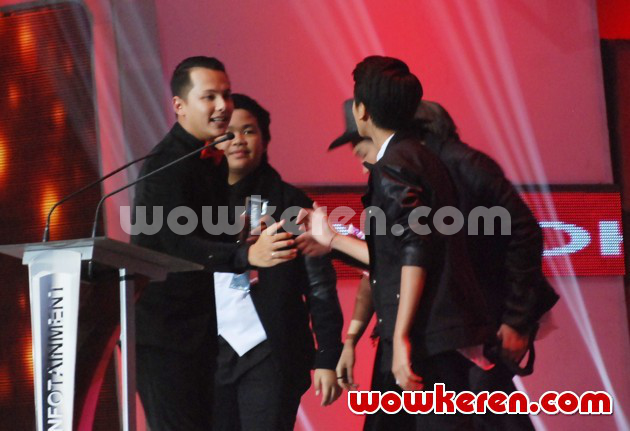 Gambar Foto CJR Serahkan Piala Selebriti Pria Paling Fashionable pada Andhika Pratama