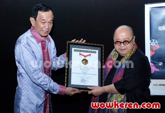 Gambar Foto Jaya Suprana Serahkan Piagam MURI Saat Launching Blitz ArtHouse - Rumah Film Indonesia