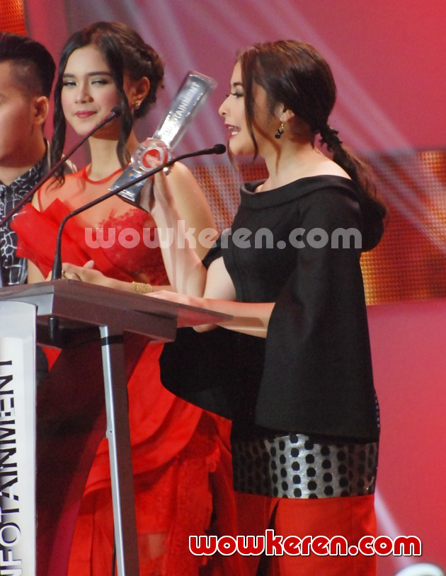 Gambar Foto Prilly Latuconsina Raih Piala Selebriti Sosmed Paling Eksis