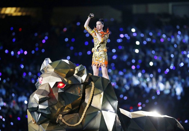 Foto Katy Perry Saat Nyanyikan Lagu 'Roar'