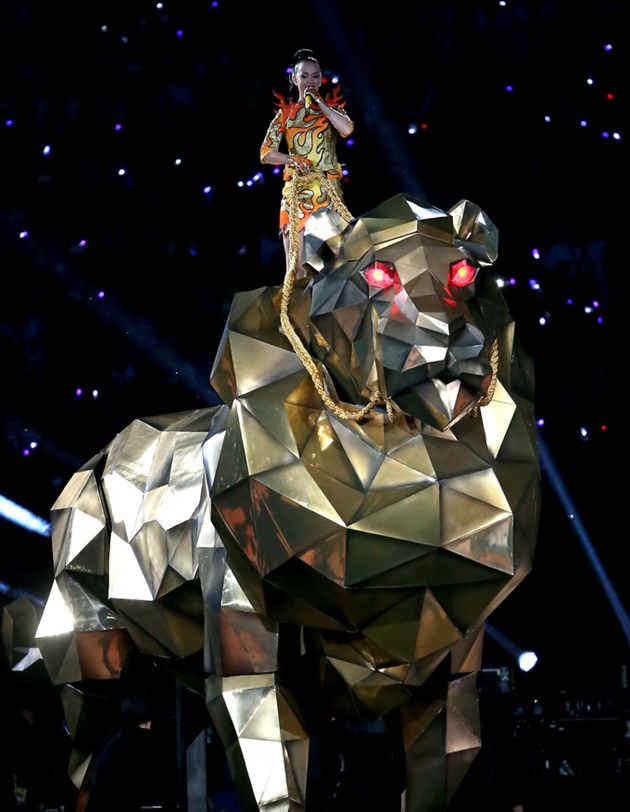 Foto Katy Perry Tampil dengan Robot Harimau Raksasa