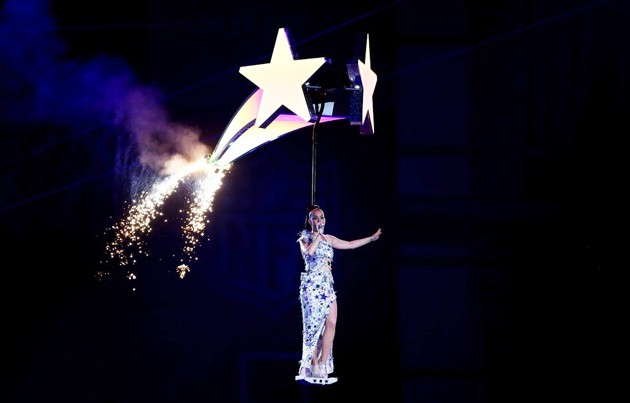 Gambar Foto Katy Perry Tampil dengan Kembang Api