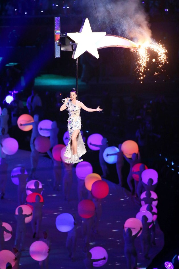 Gambar Foto Katy Perry Saat Nyanyikan Lagu 'Firework'