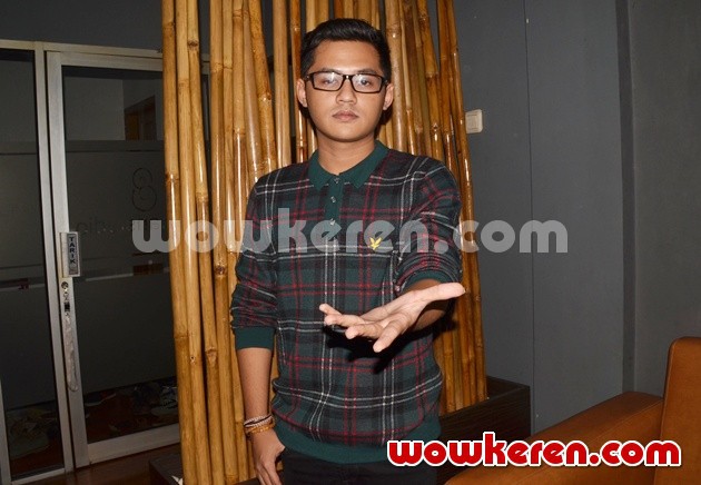 Gambar Foto Mario Ricardo Tobing Take Vocal di Studio 8