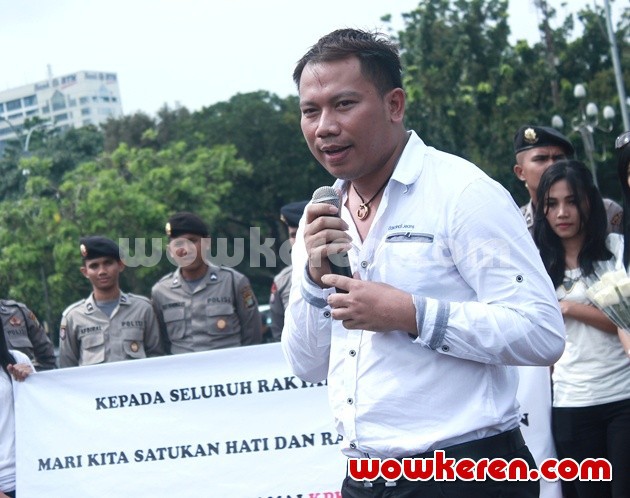 Gambar Foto Vicky Prasetyo Turut Serta dalam Aksi Damai KPK & Polri
