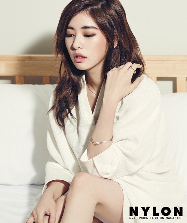 Gambar Foto Jung So Min di Majalah Nylon Edisi Februari 2015