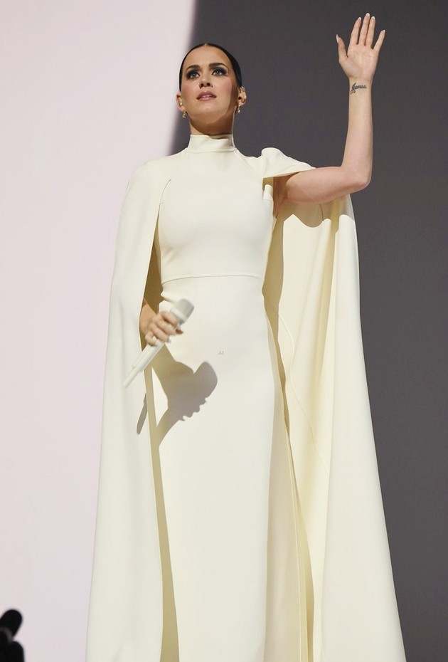Gambar Foto Katy Perry Saat Nyanyikan Lagu 'By the Grace of God'