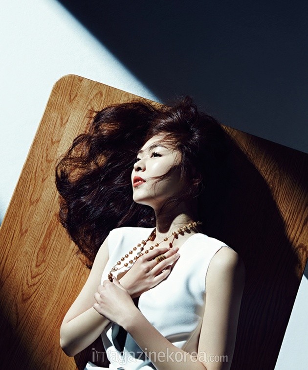 Gambar Foto Lee Yeon Hee di Majalah Harper's Bazaar Edisi Februari 2015