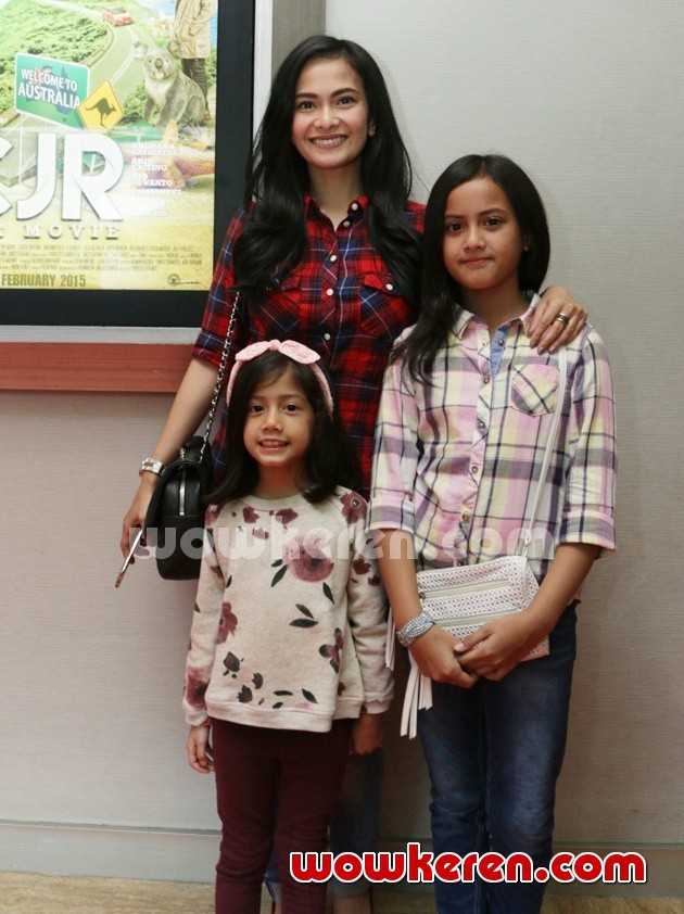 Gambar Foto Ersa Mayori Bawa Anak-anaknya Tonton 'CJR The Movie'