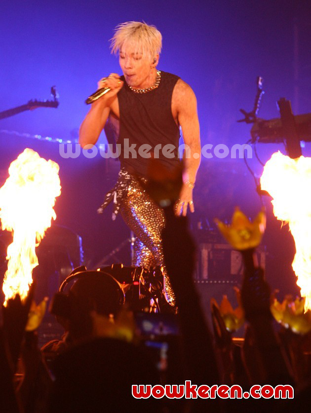 Gambar Foto Taeyang di Konser 'RISE' Jakarta