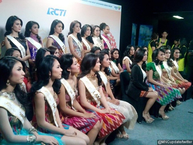 Foto Finalis Miss Indonesia 2015 Bersiap-siap di Belakang Panggung