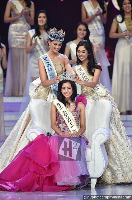 Foto Rolene Strauss dan Maria Rahajeng Memasangkan Mahkota Miss Indonesia
