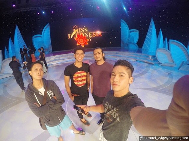 Gambar Foto Pemain '7 Manusia Harimau' Bersiap-siap Sebelum Penobatan Miss Indonesia 2015