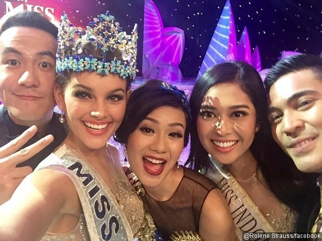 Gambar Foto Rolene Strauss dan Maria Rahajeng Selfie Bersama Host Miss Indonesia 2015