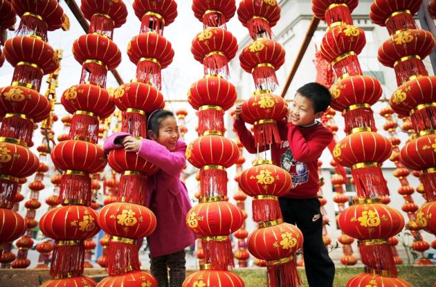 Gambar Foto Anak-Anak Bermain Lampion di Perayaan Imlek 2015