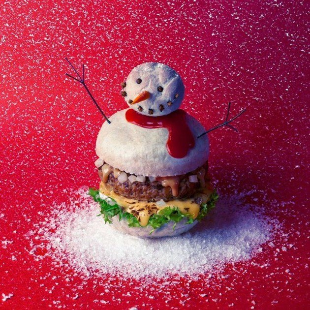 Gambar Foto Kreasi Burger Bentuk Manusia Salju