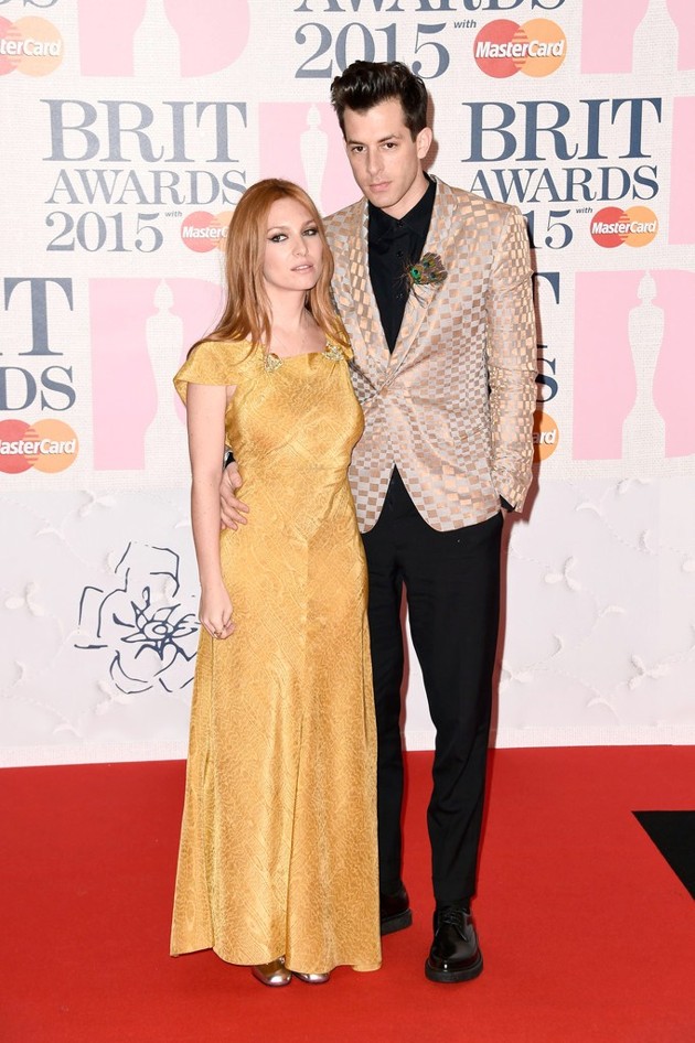 Gambar Foto Josephine de La Baume dan Mark Ronson di Red Carpet BRIT Awards 2015