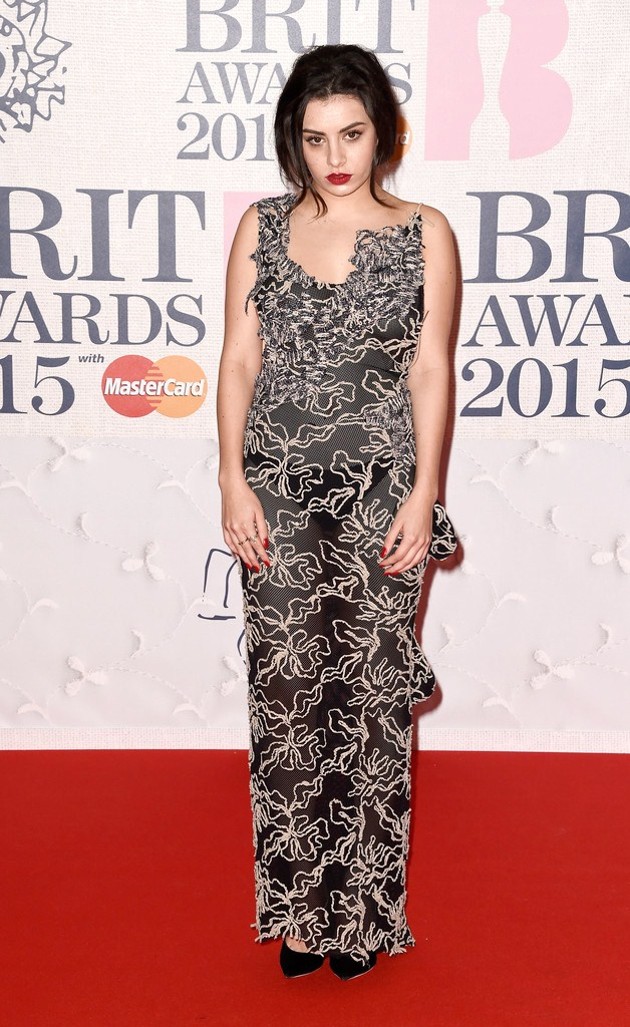 Gambar Foto Charli XCX di Red Carpet BRIT Awards 2015