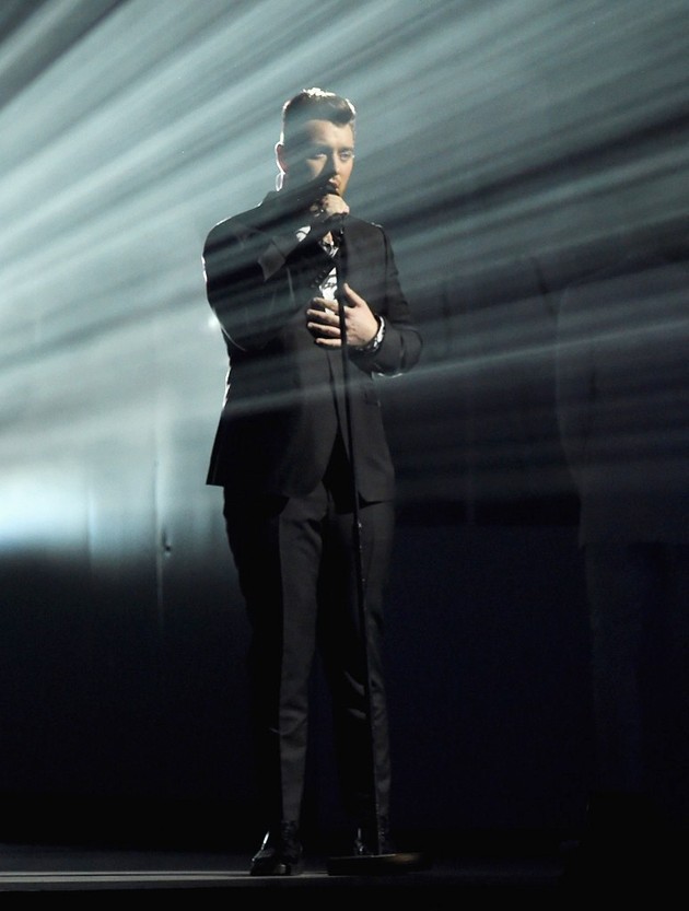 Gambar Foto Sam Smith Tampil Nyanyikan Lagu 'Lay Me Down'