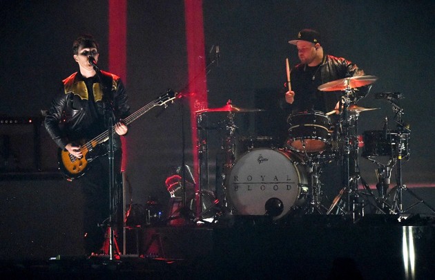Gambar Foto Royal Blood Tampil Nyanyikan Lagu 'Figure It Out'