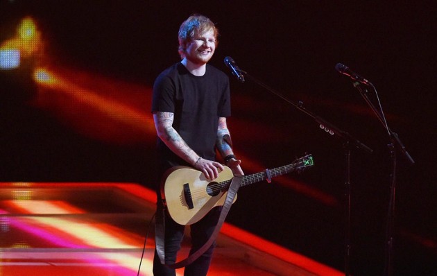Gambar Foto Ed Sheeran Tampil Nyanyikan Lagu 'Bloodstream'