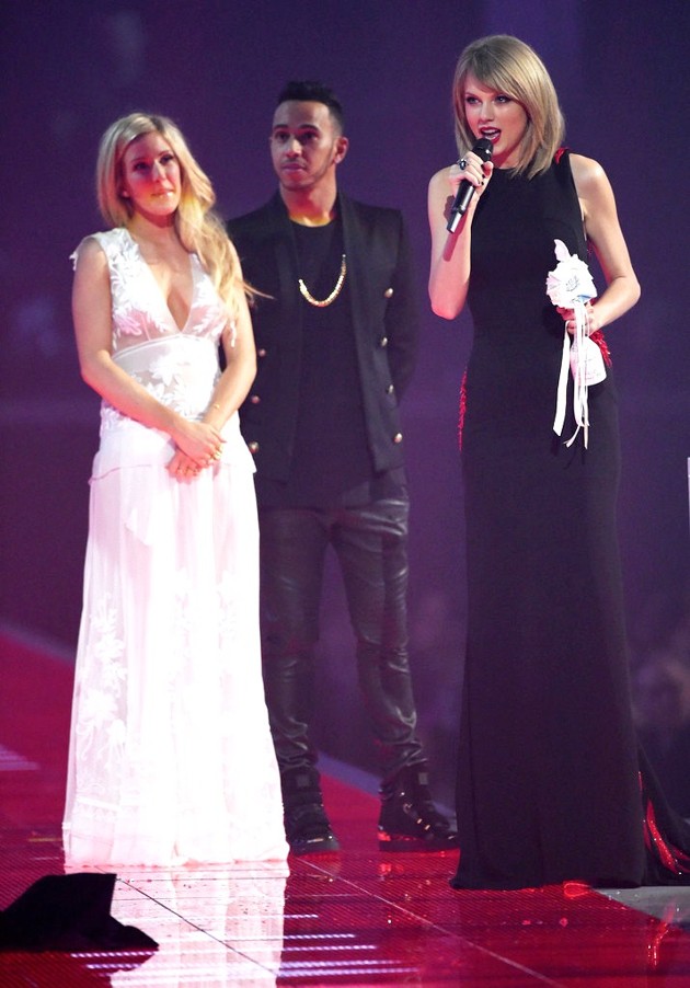 Foto Ellie Goulding dan Lewis Hamilton Serahkan Piala International Female Solo Artist Pada Taylor Swift