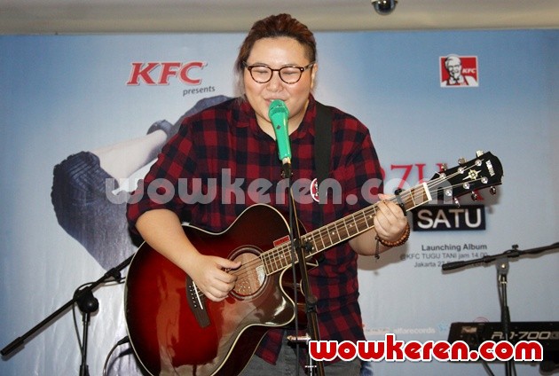 Gambar Foto Yuka Tamada di Peluncuran Album Virzha Berjudul 'Satu'
