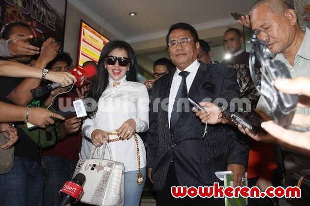 Gambar Foto Syahrini Datangi Bareskrim Mabes Polri Bersama Hotman Paris