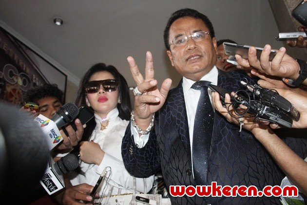 Gambar Foto Syahrini Datangi Bareskrim Mabes Polri Bersama Hotman Paris