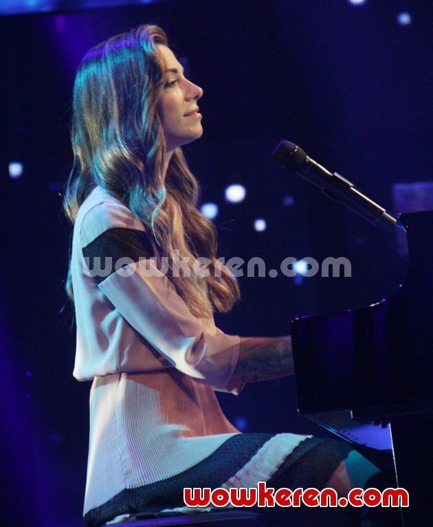 Foto Christina Perri Tampil Mainkan Piano