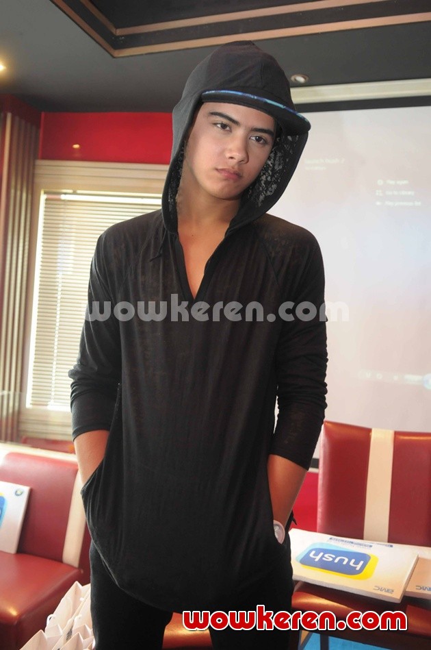 Gambar Foto Aliando di Acara Launching Aplikasi HUSH