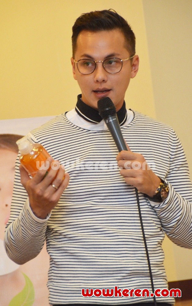 Gambar Foto Andhika Pratama Launching Kosmetik Dissy