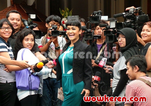 Gambar Foto Julia Perez di Jumpa Pers Konser 'Gelas-Gelas Kaca'