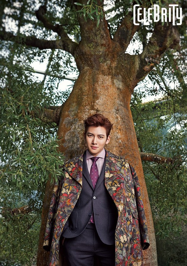 Gambar Foto Ji Chang Wook Berpose di Bawah Pohon