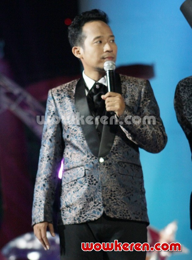 Gambar Foto Denny Cagur Saat Menjadi Host Acara HUT 'Dahsyat' yang ke-7