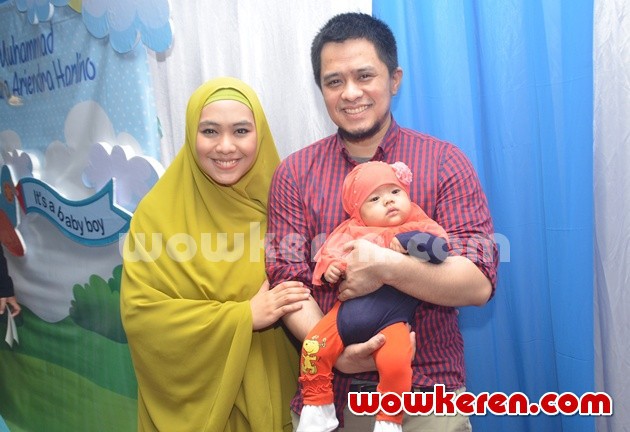 Gambar Foto Oki Setiana Dewi di Acara Akikah Putra Dude Harlino dan Alyssa Soebandono
