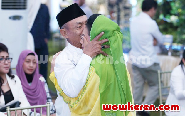 Gambar Foto Krisdayanti Saat memeluk Sang Ayah