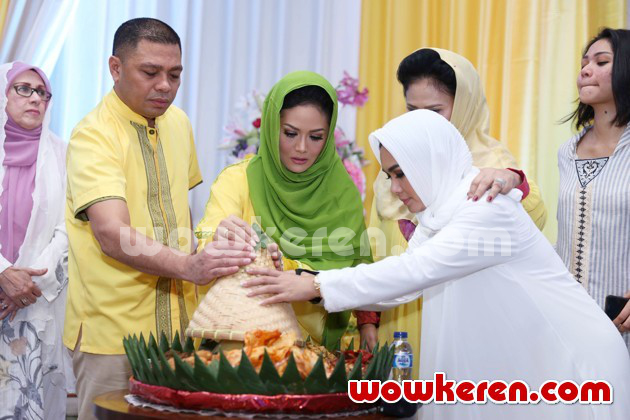Gambar Foto Krisdayanti Saat Lakukan Prosesi Potong Tumpeng
