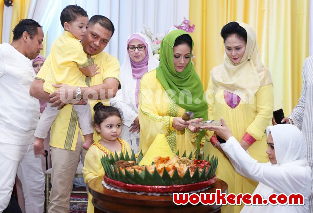 Gambar Foto Krisdayanti Bagikan Tumpeng pada Keluarga Besar