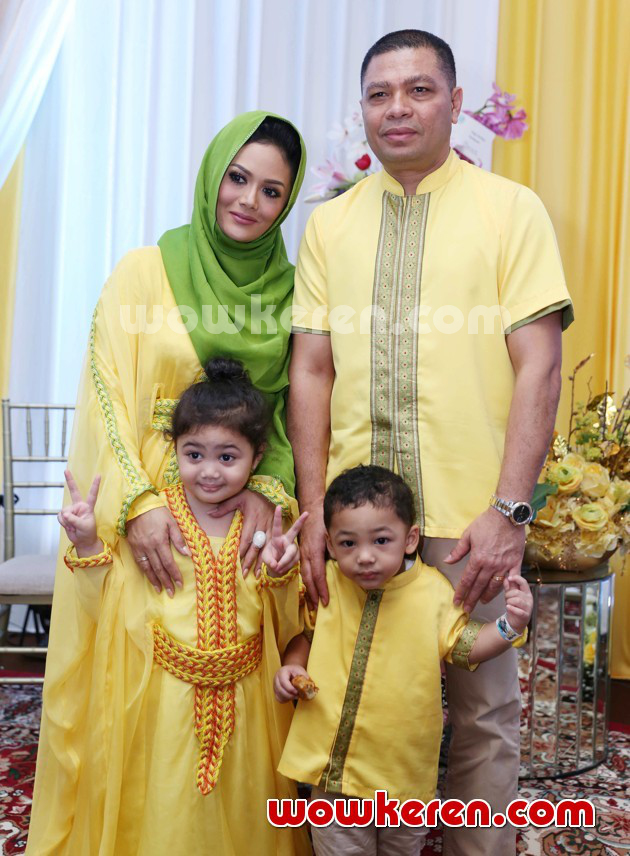 Gambar Foto Krisdayanti Berfoto Bersama Keluarga